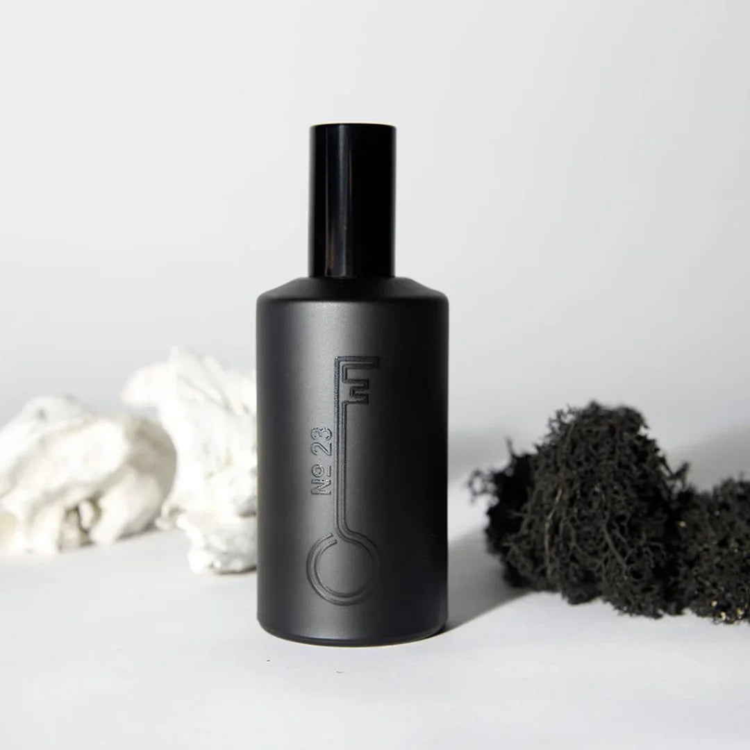 Schwarze Parfümflasche mit Aufschrift "No. 23" und einem Schlüsselsymbol. Produkt: No. 23 Fragrance, Anbieter: Fischersund.