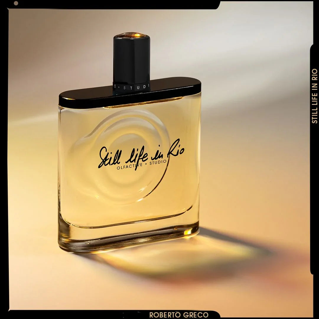 Rechteckige Parfümflasche "Still Life in Rio" von Olfactive Studio, mit schwarzem Verschluss und eleganter Beschriftung.