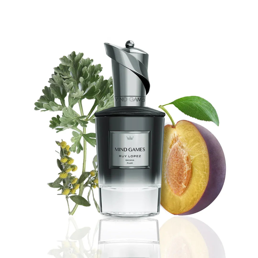Parfümflakon "Ruy Lopez" von Mind Games mit silbernem Verschluss, flankiert von Pflaume und Kräuterzweigen.