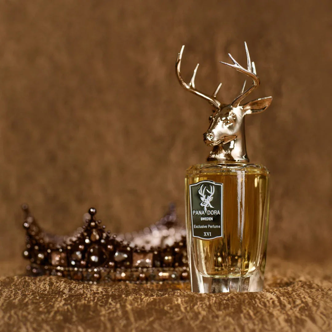 Parfümflasche mit einem Hirschkopf als Deckel, Produkt: XVI von Pana Dora, vor einer Krone platziert.
