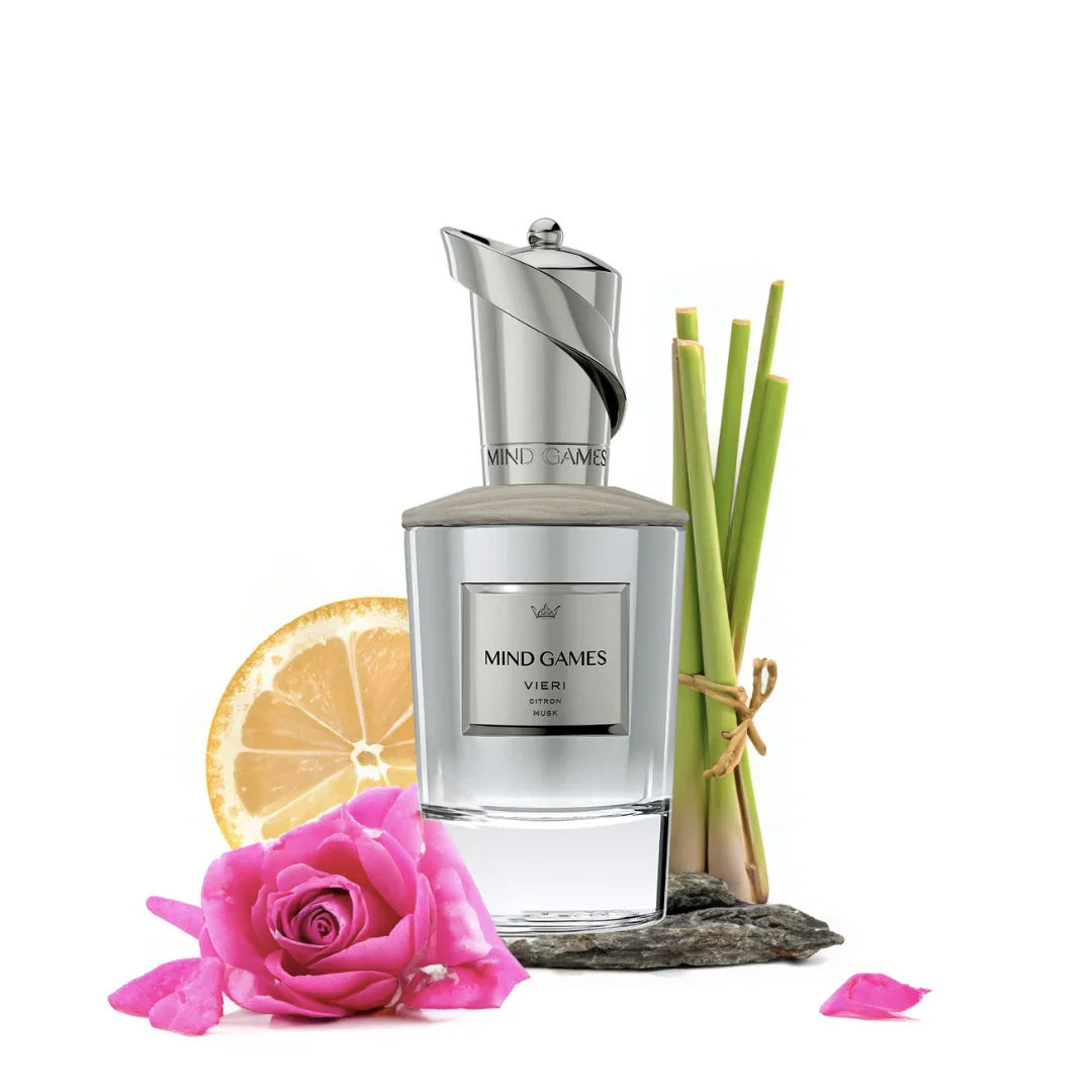 Parfümflasche "Vieri" von Mind Games, silberner Verschluss, umgeben von Zitronenscheibe, Bambus, Rose und Steinen.