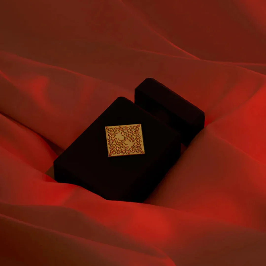 Initio Parfums Privés The Absolutes ABSOLUTE APHRODISIAQUE Eau de Parfum Flakon Mood roter Stoff