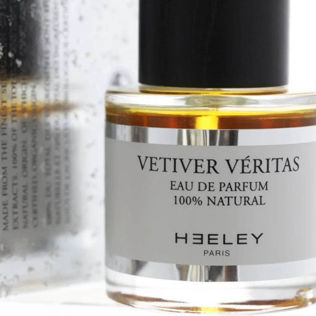 Parfümflasche Vetiver Veritas von Heeley; transparenter Glasflakon mit schwarzem Verschluss, weiße Beschriftung.