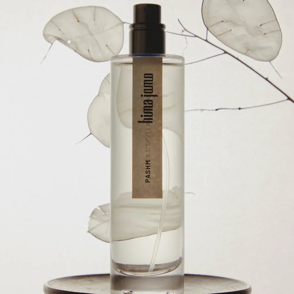 Durchsichtige Flasche mit Zerstäuber, "Treasure Collection - Pashm" von hima jomo, mit minimalistischem Etikett.