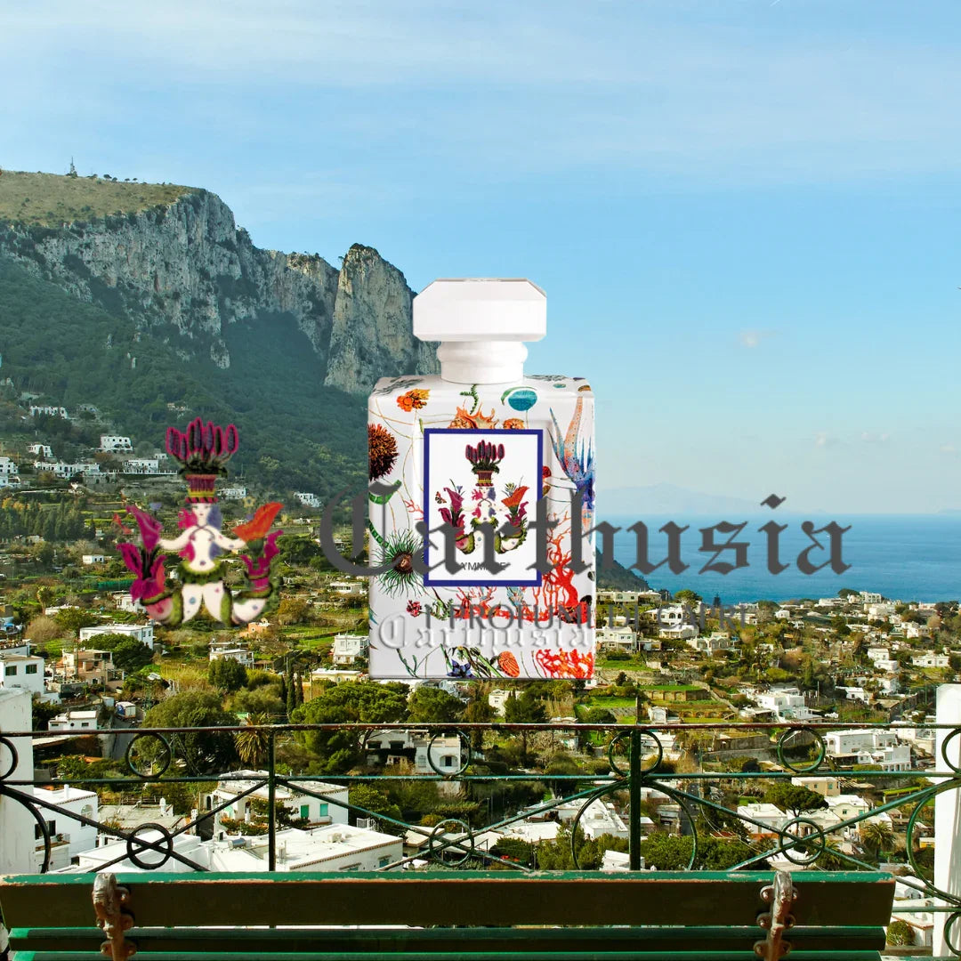 Flakon des "Gemme di Sole Diffuser" von Carthusia mit floralen Verzierungen, vor italienischer Berglandschaft.