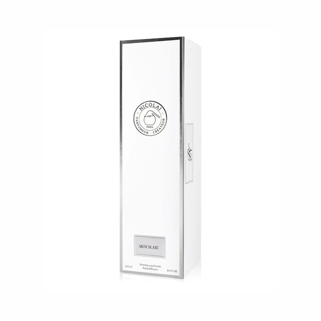 Rechteckiger, weißer Diffusor-Karton mit schwarzer Umrandung und Logo von Nicolaï, Produktname "Musc Blanc".