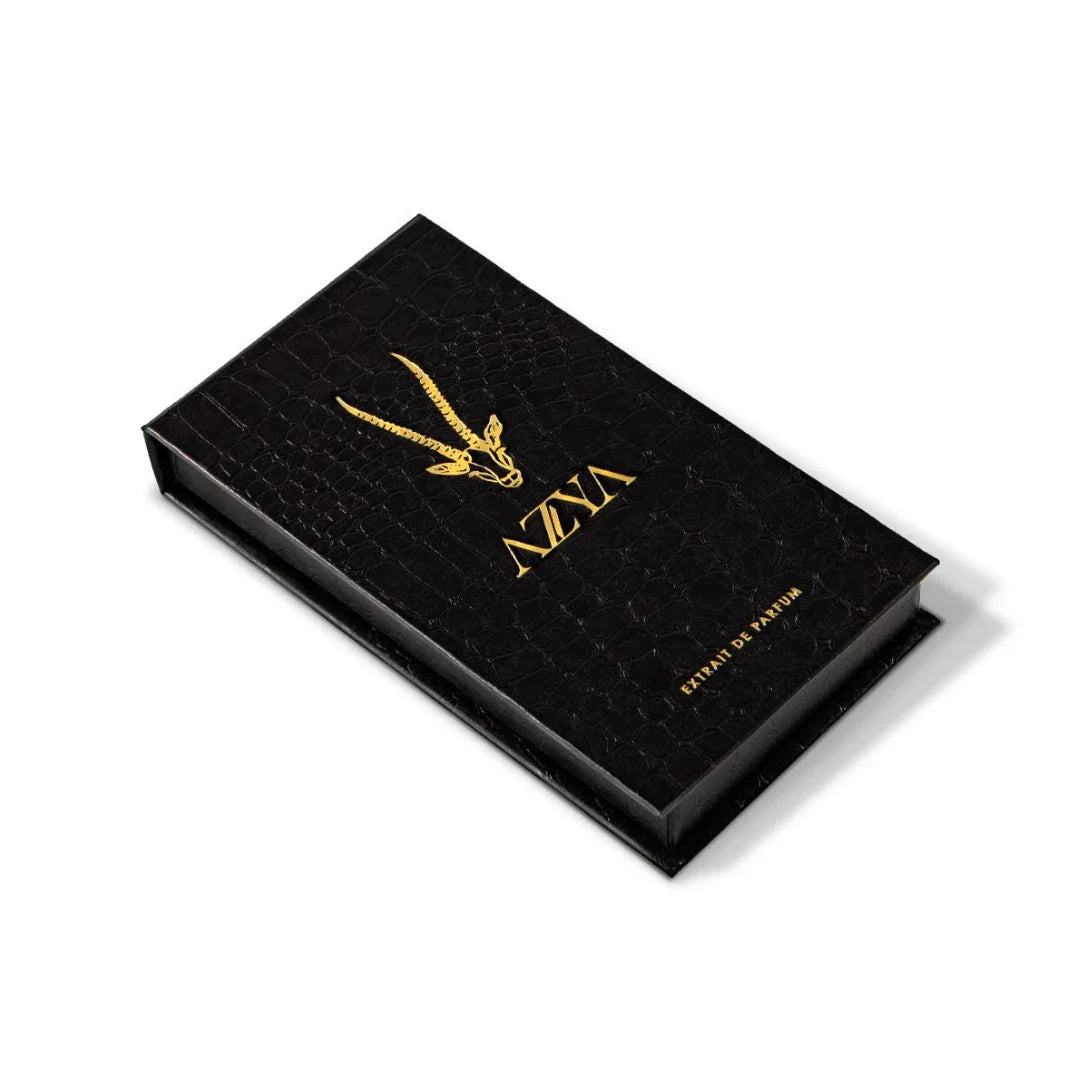 Schwarze Verpackung in Krokodil-Leder-Optik mit goldener Antilopenzeichnung und "Azya"-Schriftzug. "Azya Discovery Set 6 * 2 ml" von Azya.