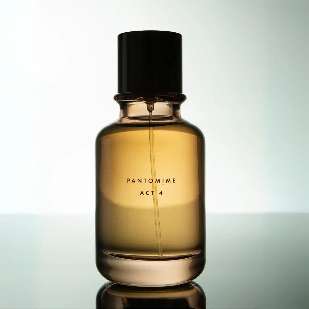 Parfümflakon von Pantomime, Modell ACT 4. Braunes Glas mit schwarzem Verschluss und minimalistischem Aufdruck.