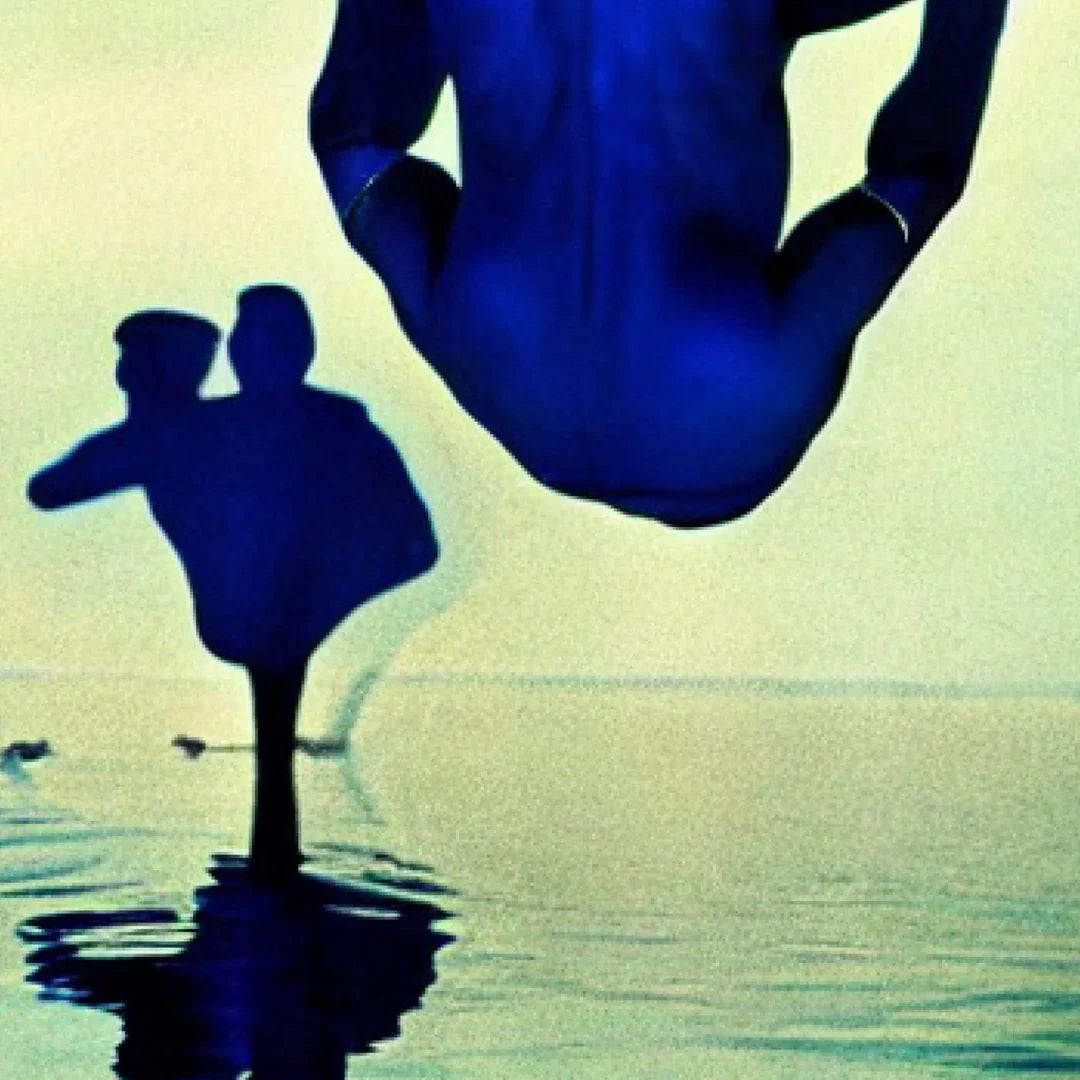 Künstlerische Darstellung mit einer blau beleuchteten Figur, die kopfüber über Wasser schwebt. Schatten im Hintergrund. Titel: ACT 5, Anbieter: Pantomime.