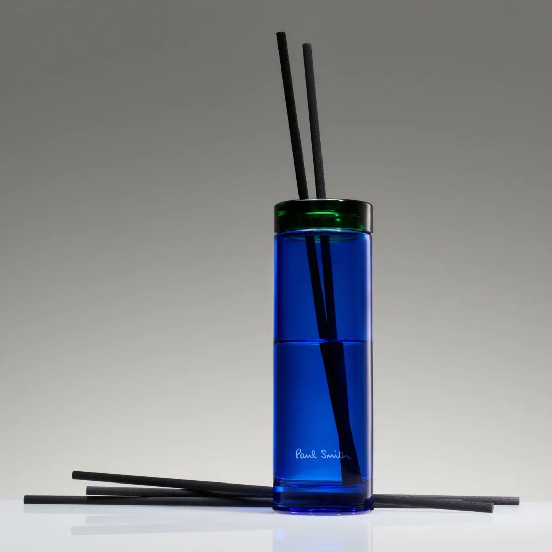 Blauer Diffuser mit schwarzem Deckel und schwarzen Stäbchen, "Early Bird Diffuser" von Paul Smith.