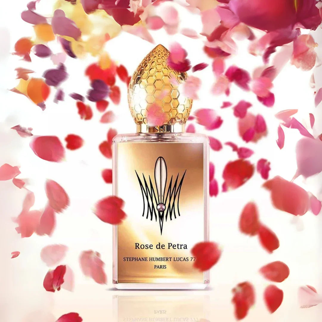 Parfümflakon mit goldener Kappe und Rosenblüten-Dekor. Produkt: Rose de Petra, Anbieter: Stéphane Humbert Lucas.