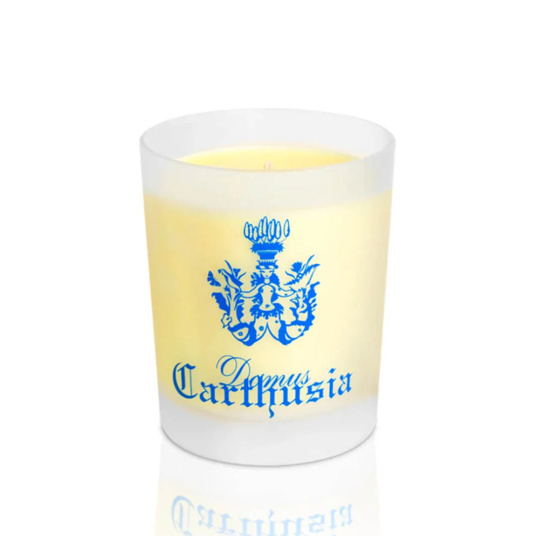 Duftkerze "Mediterraneo" von Carthusia in einem transparenten Glas mit blauem Logo und Schriftzug.