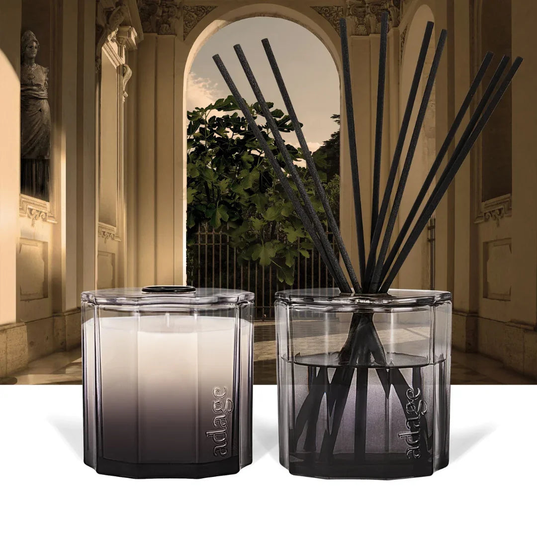 "Studio Romano Duftkerze" von "source adage": Duftkerze in einem Glasgefäß mit schwarzem Farbverlauf und Deckel.