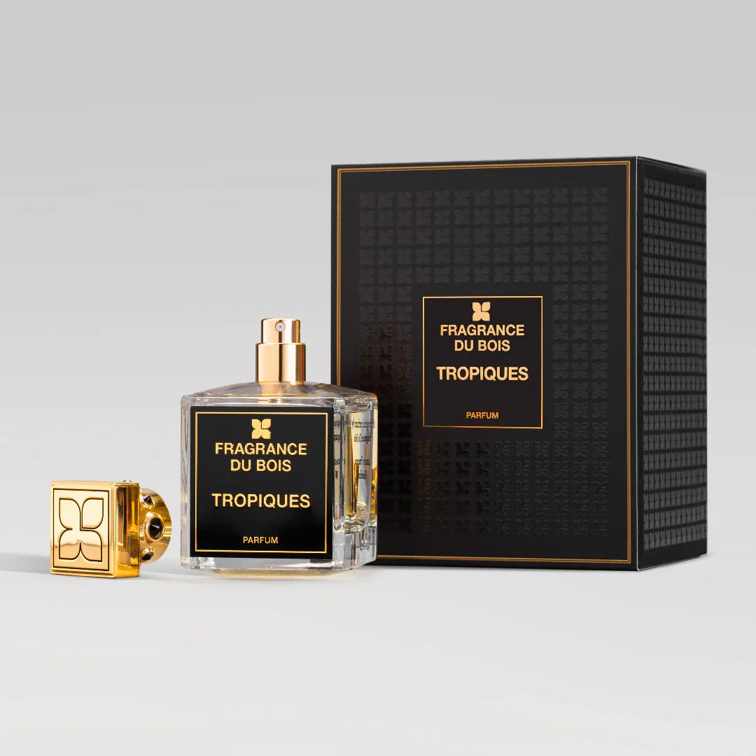Parfümflakon und Verpackung von "Tropiques" von FRAGRANCE DU BOIS. Der Flakon ist transparent mit schwarzem Etikett und goldfarbenem Verschluss.