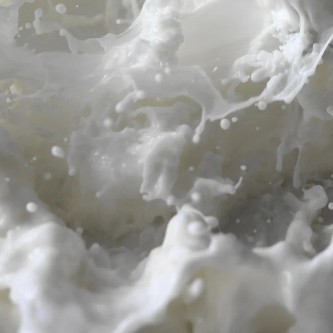 Nahaufnahme von spritzender, weißer Flüssigkeit. Titel: Moonmilk. Anbieter: Stora Skuggan.