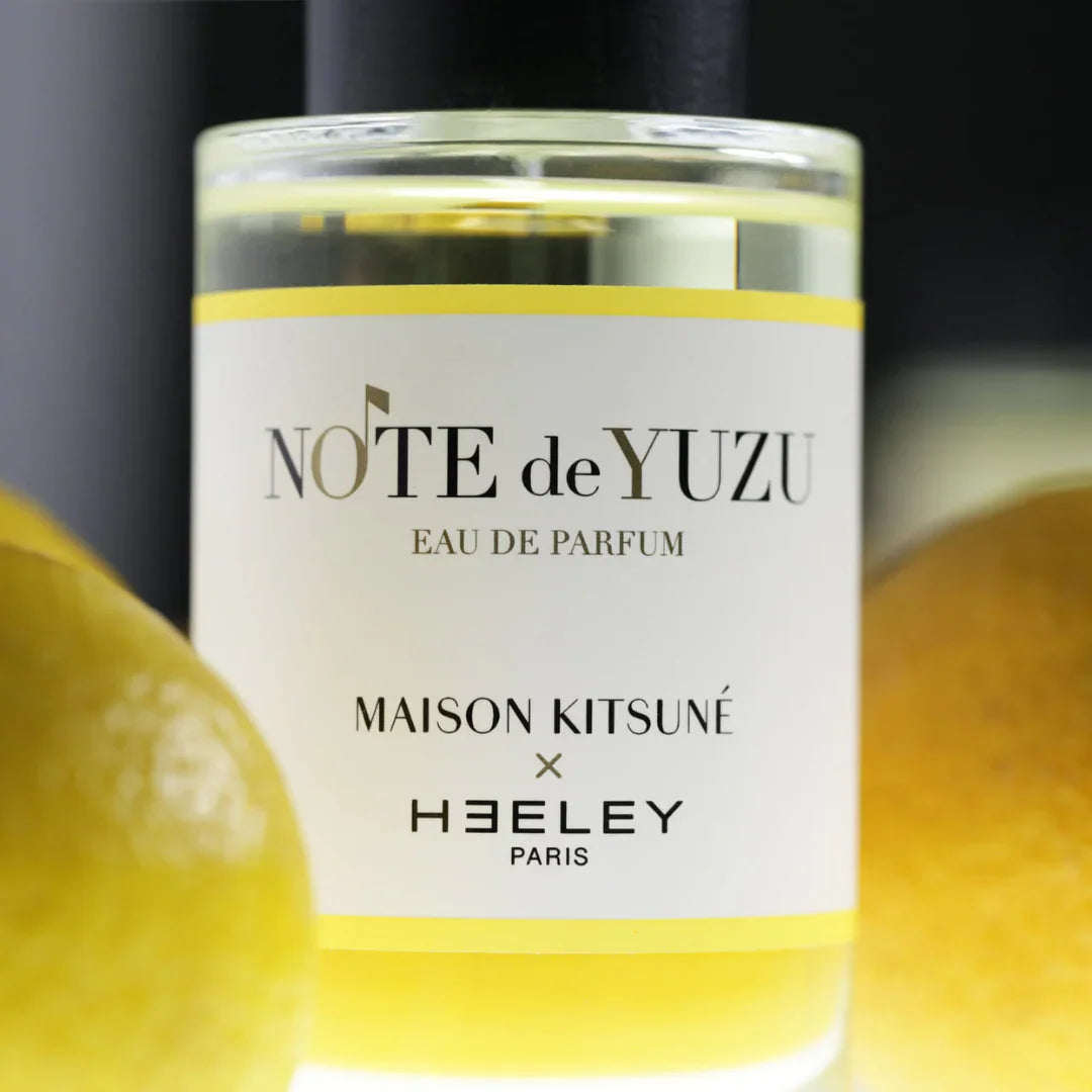 Flakon des Eau de Parfum "Note de Yuzu" von Heeley, gefüllt mit gelber Flüssigkeit. Aufschrift vorhanden.