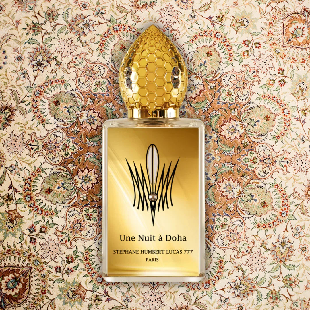 Flakon "Une Nuit a Doha" von Stéphane Humbert Lucas, goldener Farbverlauf, dekorative Verzierung auf der Kappe.