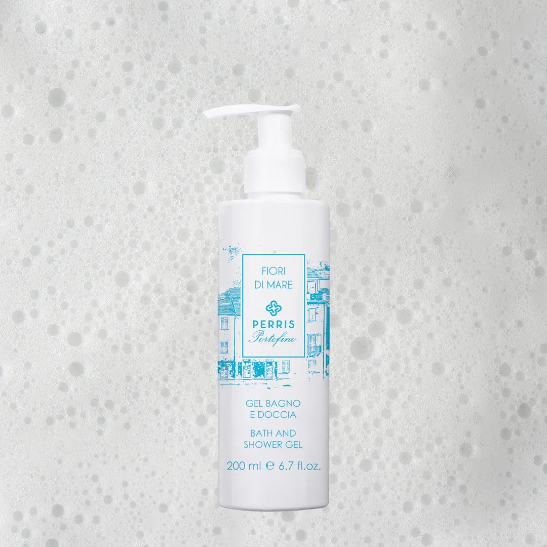 Duschgel in einer weißen Flasche mit blauem Etikett und Pumpspender. Produkt: Perris Portofino - Fiori di Mare - Shower Gel von Perris Monte Carlo.