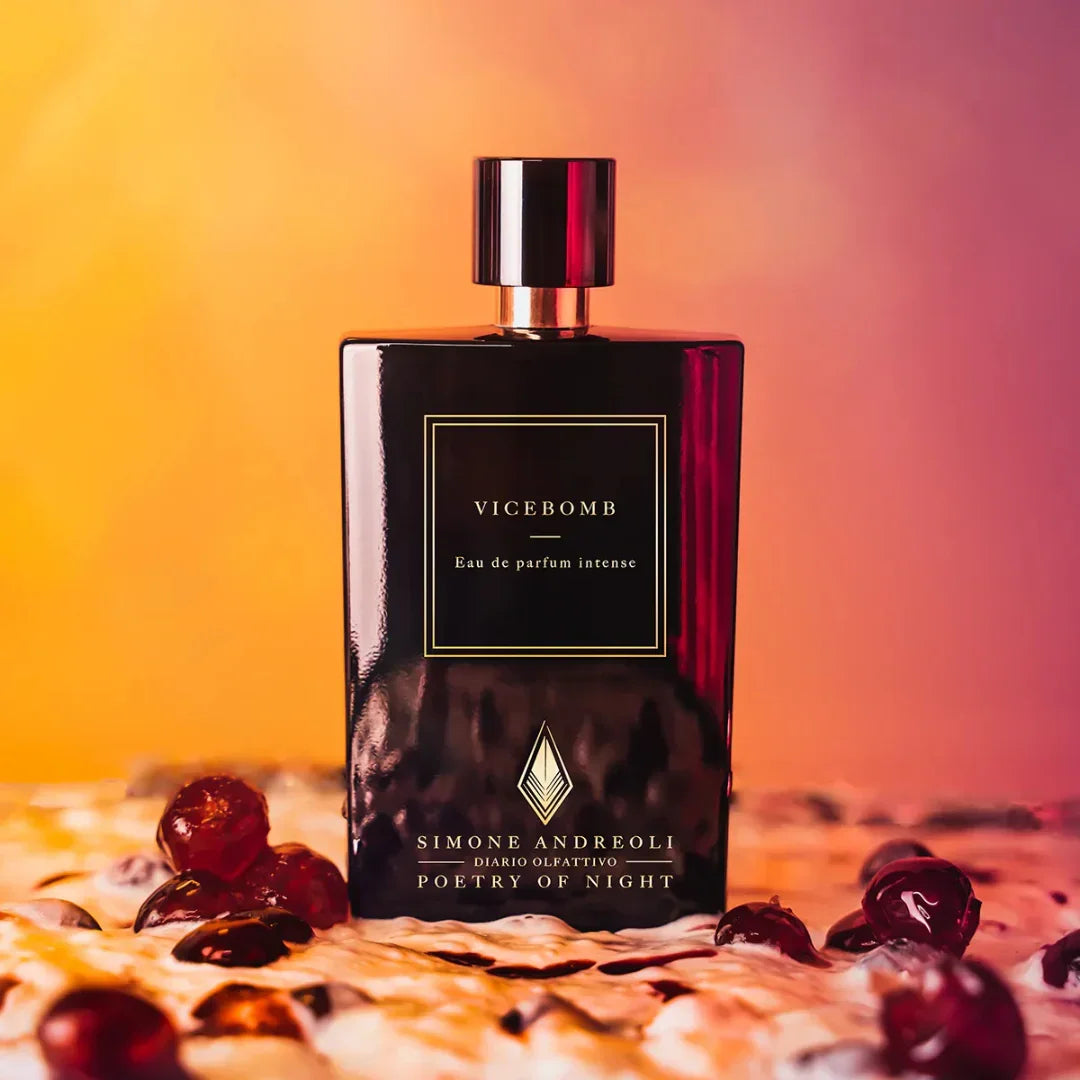 Parfümflasche "Vicebomb" von Simone Andreoli mit schwarzem, glänzendem Finish und goldener Schrift auf dem Etikett.