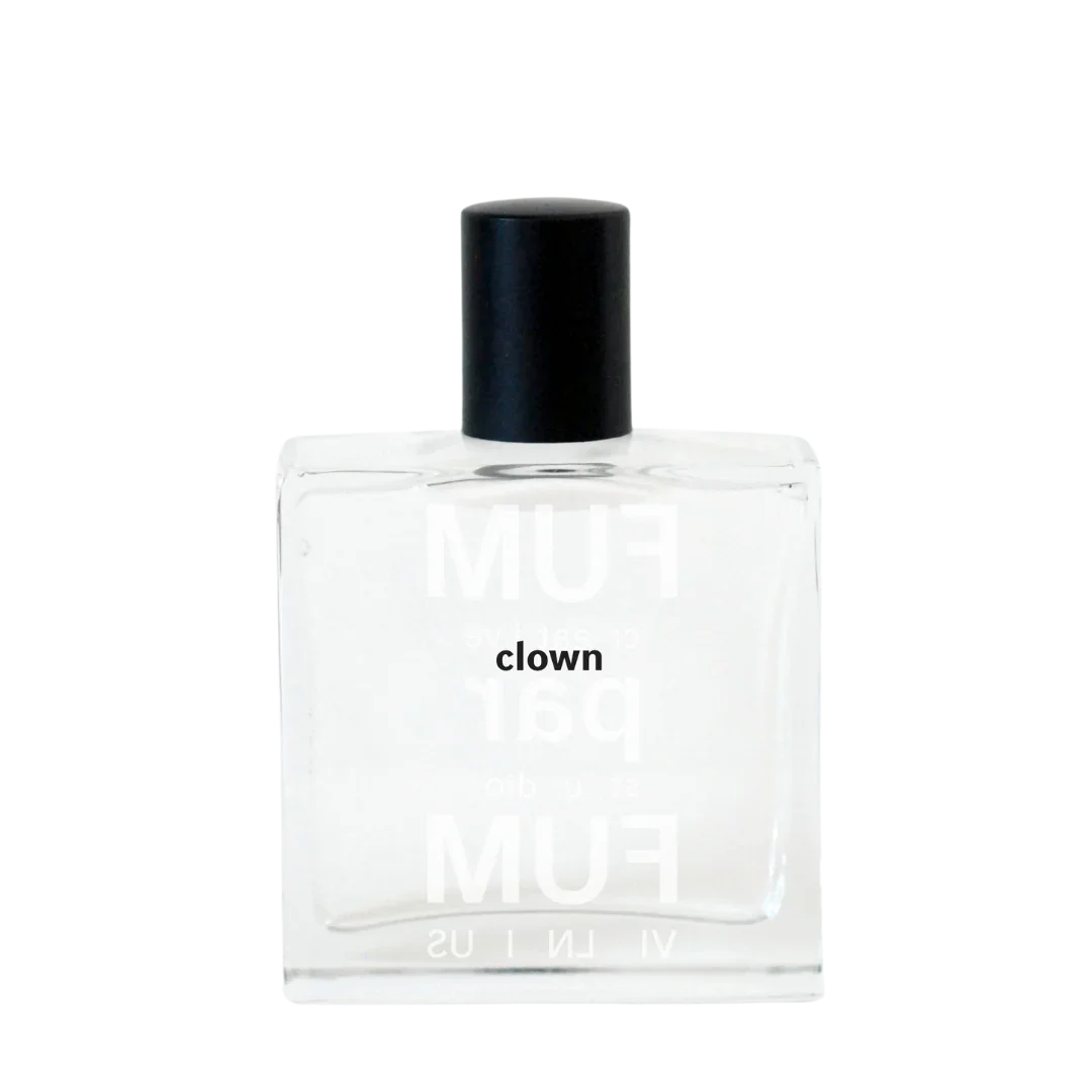 Transparente Glasflasche mit schwarzem Verschluss, darauf steht "Clown" von FUMparFUM.