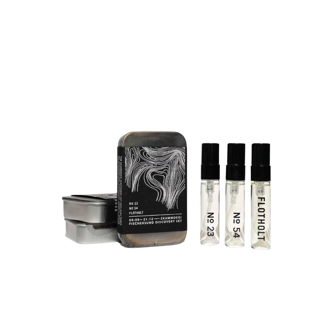 "Skammdegi Discovery Set" von Fischersund, bestehend aus drei Parfümproben in klaren Glasflaschen und einer dunklen Metallbox.