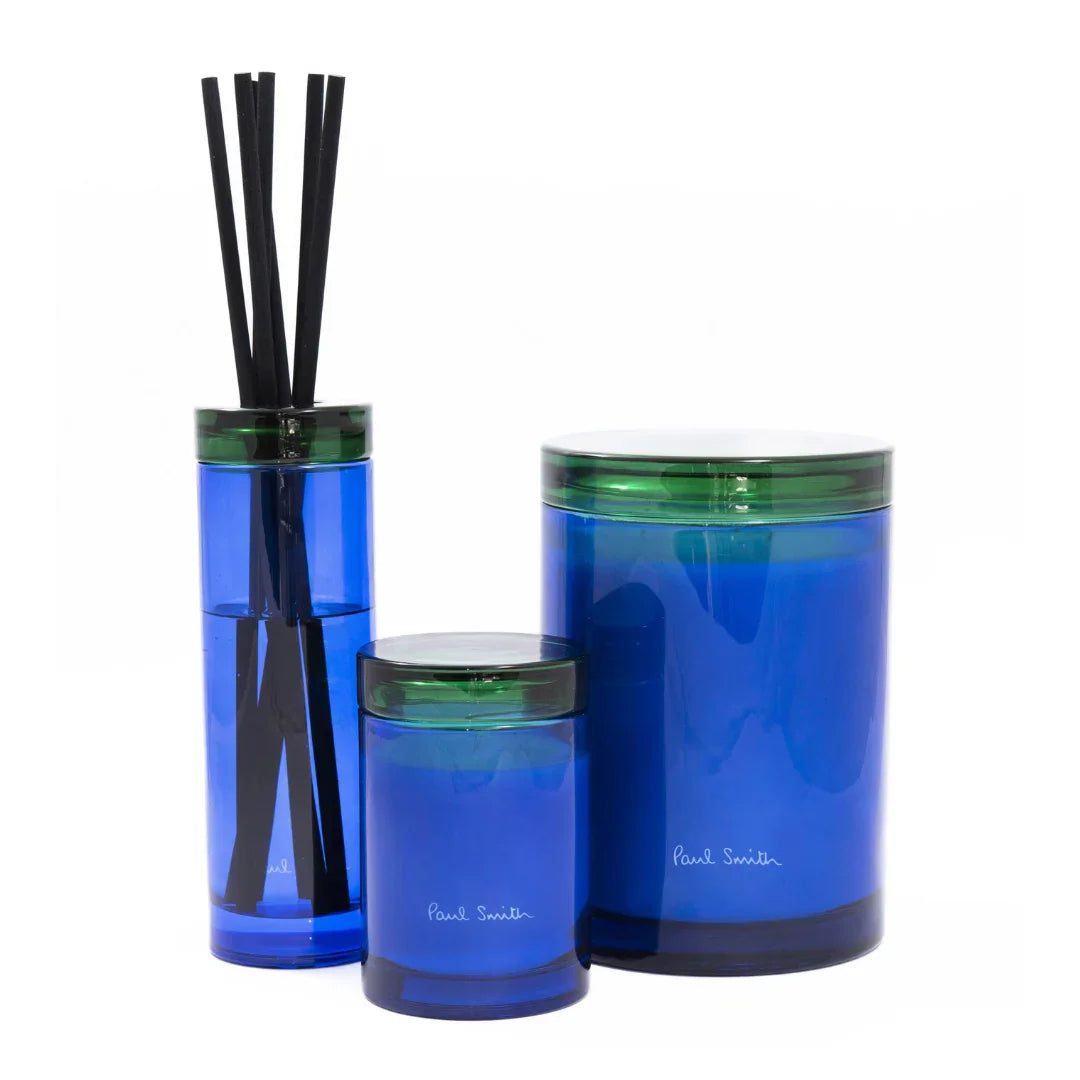 Drei blaue Diffusoren in verschiedenen Größen mit grünen Deckeln, alle mit der Aufschrift "Paul Smith": Early Bird Diffuser.