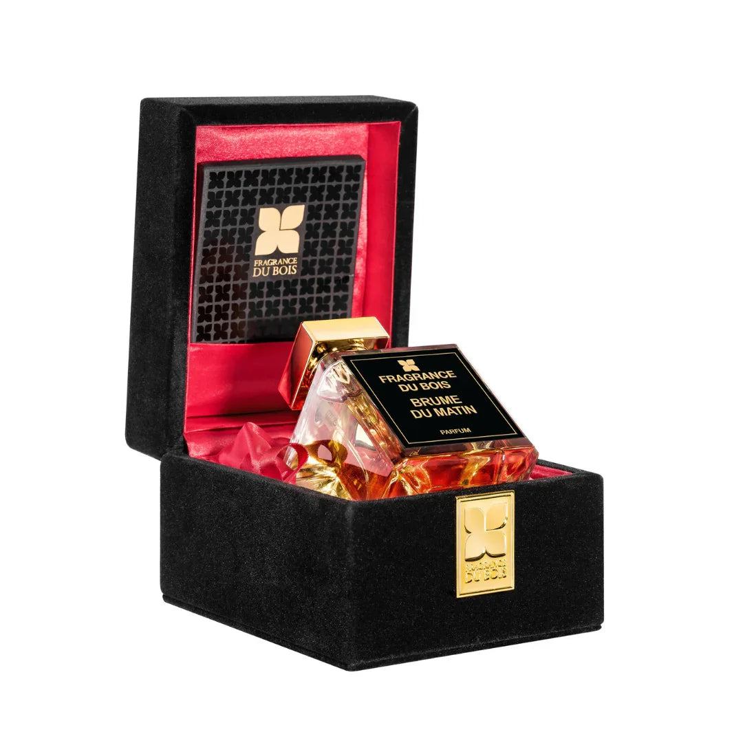 "Brume du Matin" von FRAGRANCE DU BOIS. Luxusparfüm in einem trapezförmigen Flakon mit goldener Kappe, präsentiert in einer schwarzen Box mit rotem Innenfutter.
