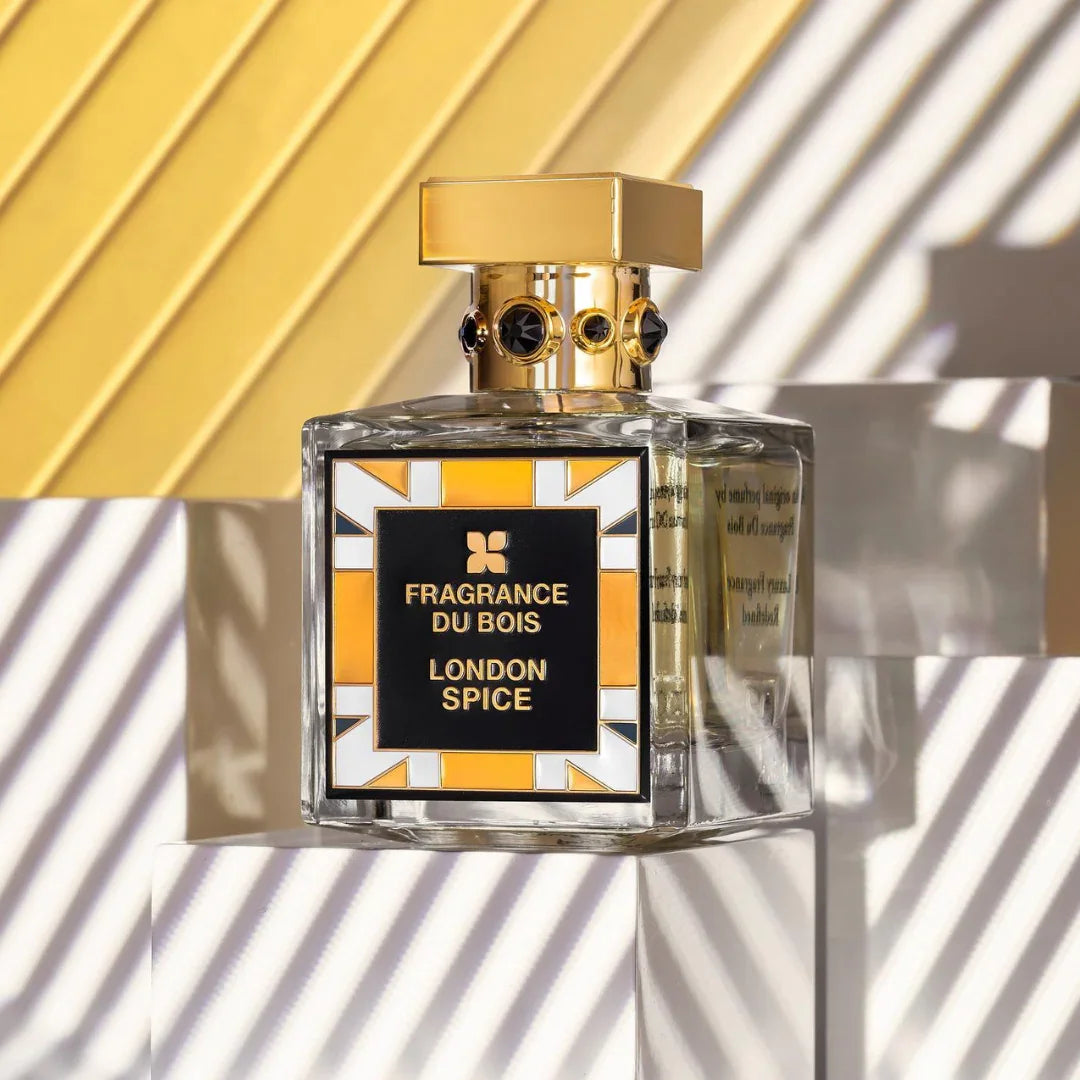 Parfümflakon von FRAGRANCE DU BOIS mit der Aufschrift "London Spice" auf dem Etikett, quadratische Form mit goldener Kappe.