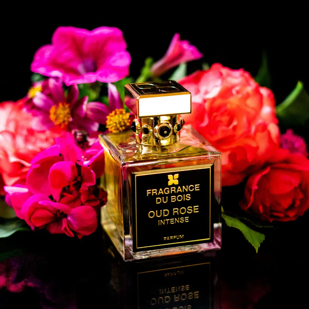 FRAGRANCE DU BOIS OUD ROSE INTENSE Flakon mit Blüten im Hintergrund