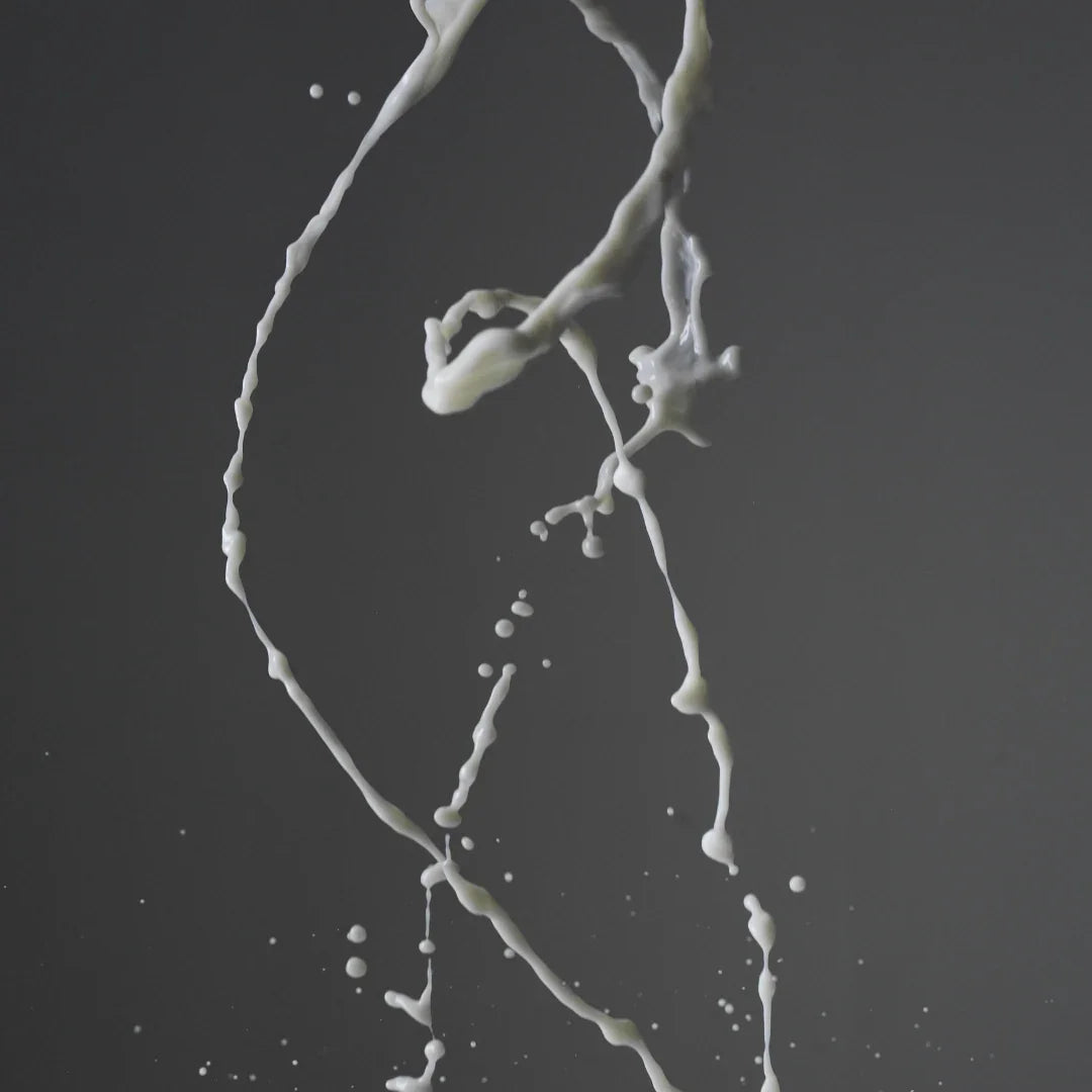 Flüssigkeit in schwungvollem Muster in der Luft. Produkt: Moonmilk, Anbieter: Stora Skuggan.