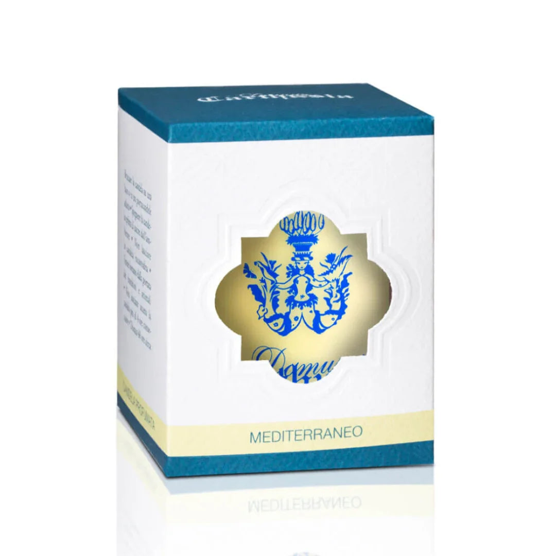 Duftkerze "Mediterraneo" von Carthusia, präsentiert in einer weißen Schachtel mit blauem und goldenem Emblem.