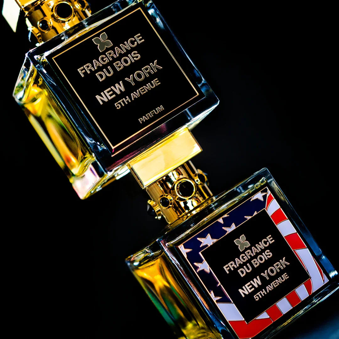 Parfümflakon mit schwarzem Etikett, goldener Schrift, "FRAGRANCE DU BOIS NEW YORK 5th AVENUE", von Fragrance du Bois.