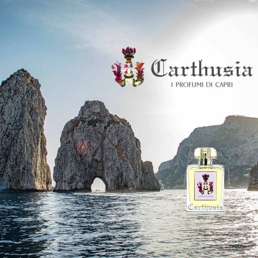 Der "Gemme di Sole Diffuser" von Carthusia ist eine Flasche mit einem edlen floralen Emblem auf der Vorderseite.