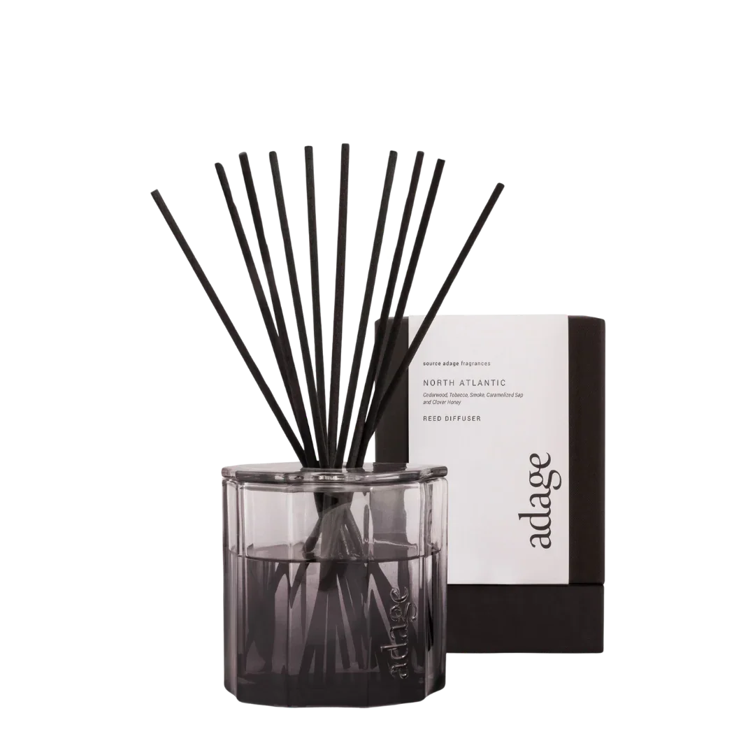 Diffuser "North Atlantic" von source adage. Schwarze Duftstäbchen in einem klaren, zylindrischen Glasbehälter.