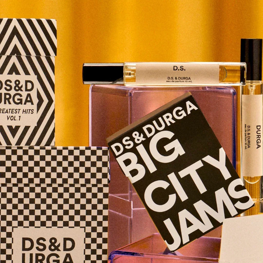 "Discovery Set Big City Jams von D.S. & Durga" zeigt Parfümproben in klaren Flakons und schwarz-weiße Verpackungsdesigns.