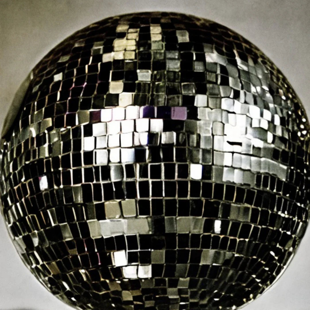 Spiegelkugel mit reflektierenden, quadratischen Kacheln, präsentiert von Pantomime. Produktname: ACT 4.