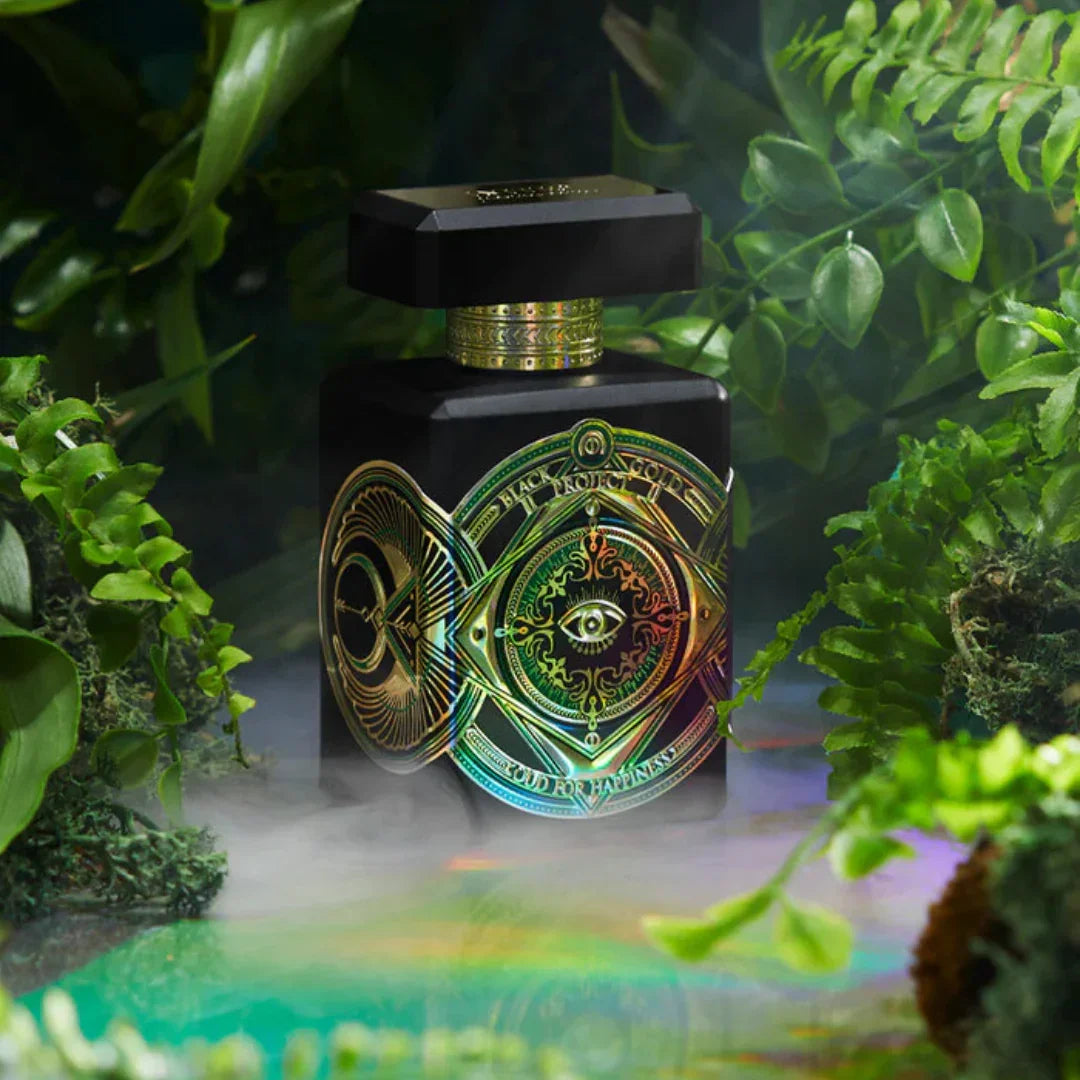 Initio Parfums Privés Black Gold Project OUD FOR HAPPINESS Eau de Parfum Flakon seitlich grüne Blätter Nebel