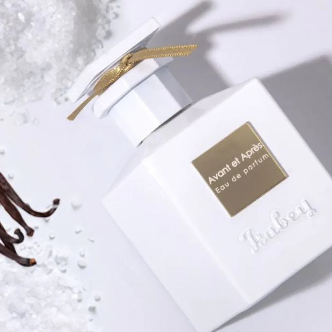 Weißer Parfümflakon mit goldfarbenem Etikett, beschriftet mit "Avant et Après Eau de Parfum" von Isabey, mit Applikation.