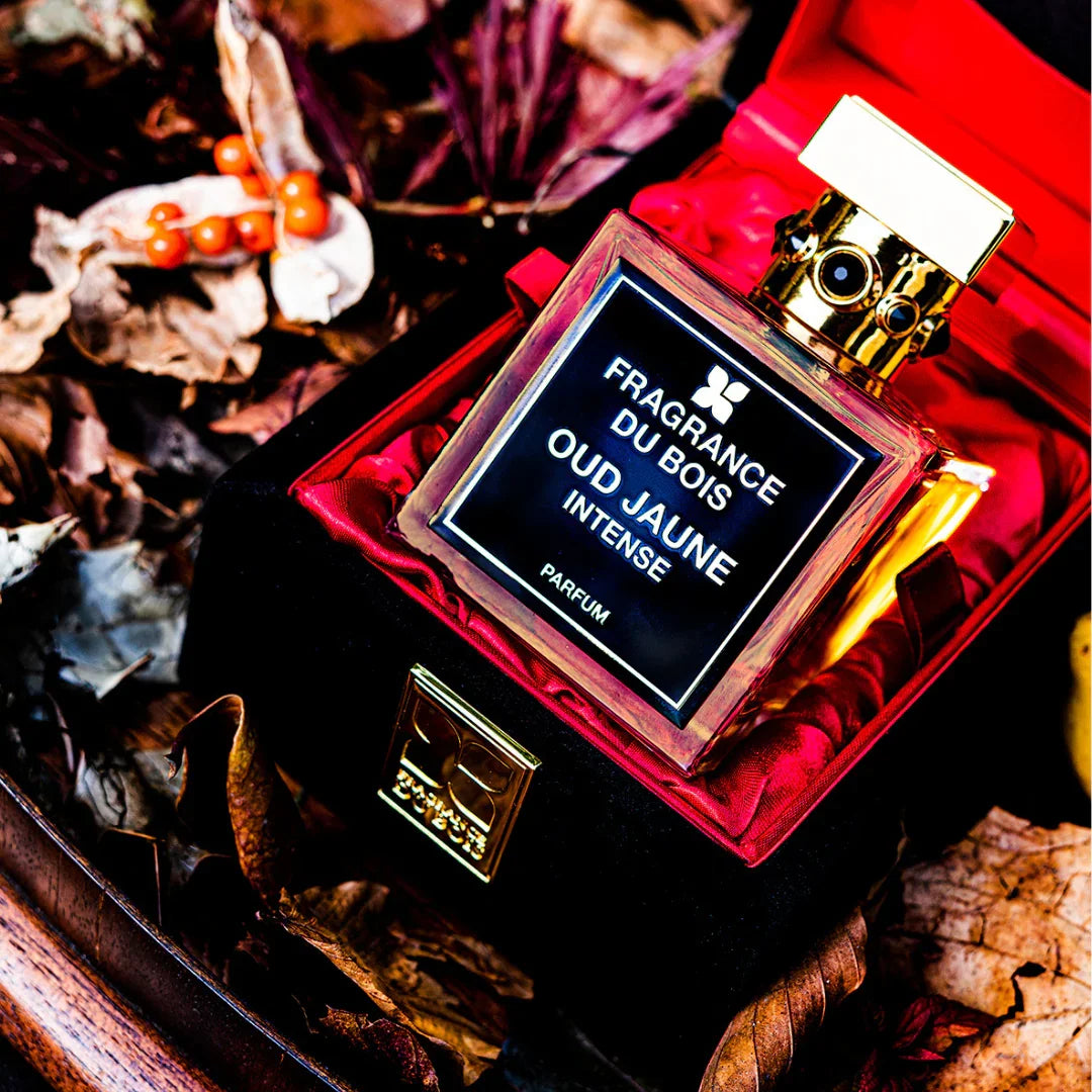 Parfumflasche "Oud Jaune Intense" von FRAGRANCE DU BOIS, in einer schwarzen Box mit rotem Innenfutter präsentiert.