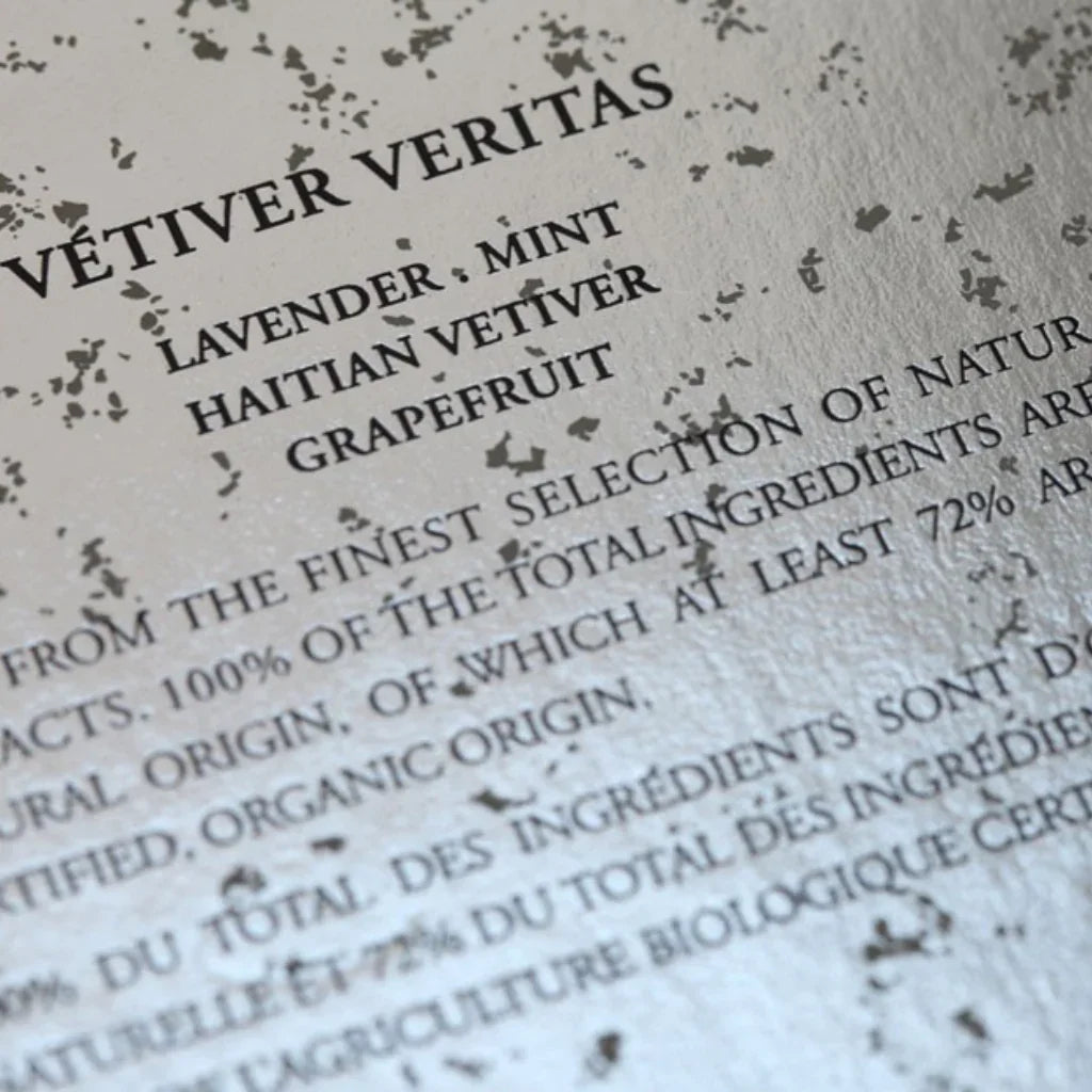 Nahaufnahme der Verpackung von Vetiver Veritas von Heeley mit Text über Inhaltsstoffe und natürliche Herkunft.