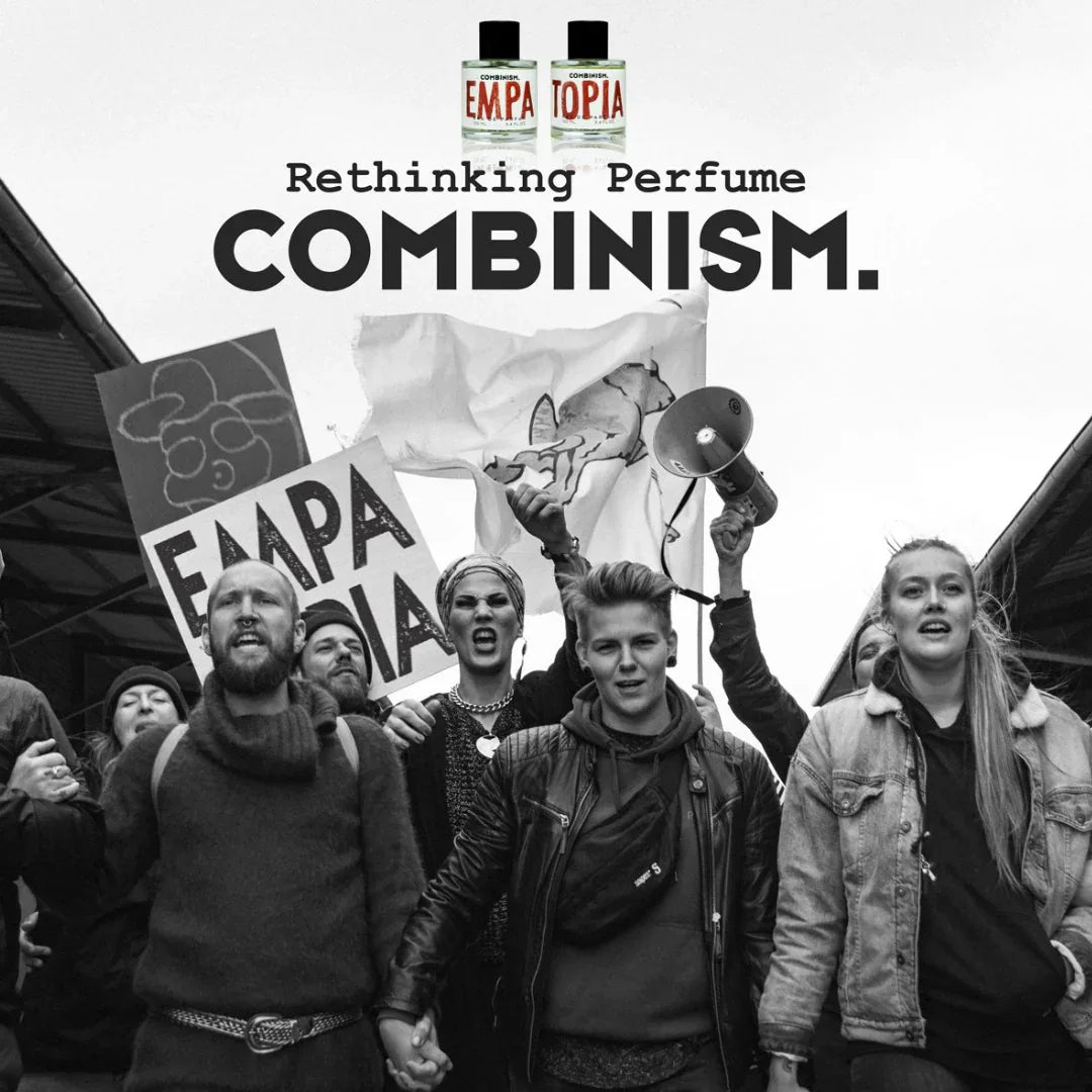 Gruppe Demonstranten mit Plakaten und Megafon auf der Strasse in B/W