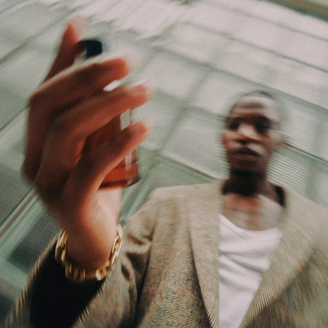 Unschärfes Bild einer Person, die eine kleine Flasche hält. Produktname: equality. Anbieter: equality.