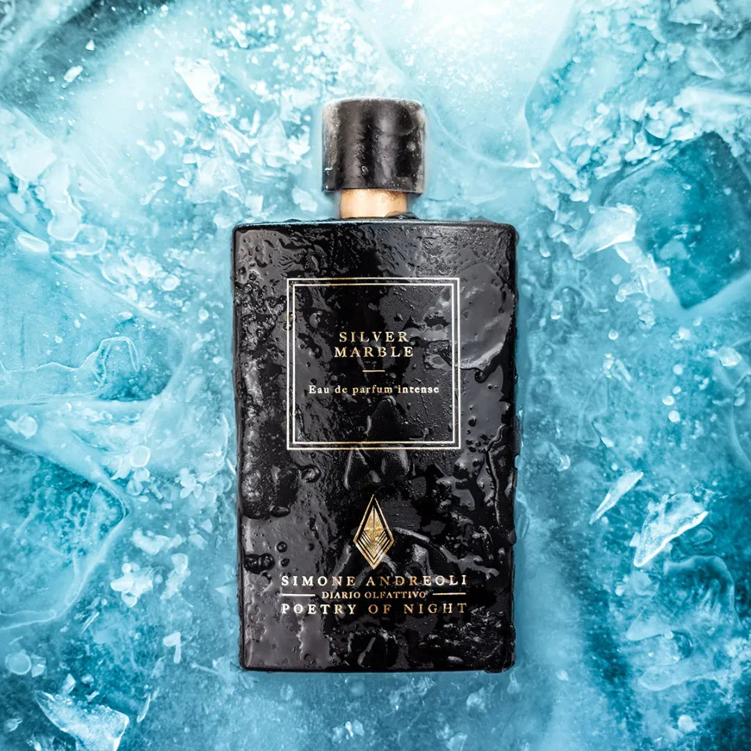 Parfümflakon "Silver Marble" von Simone Andreoli, rechteckig, schwarz mit goldenen und weißen Aufdrucken.