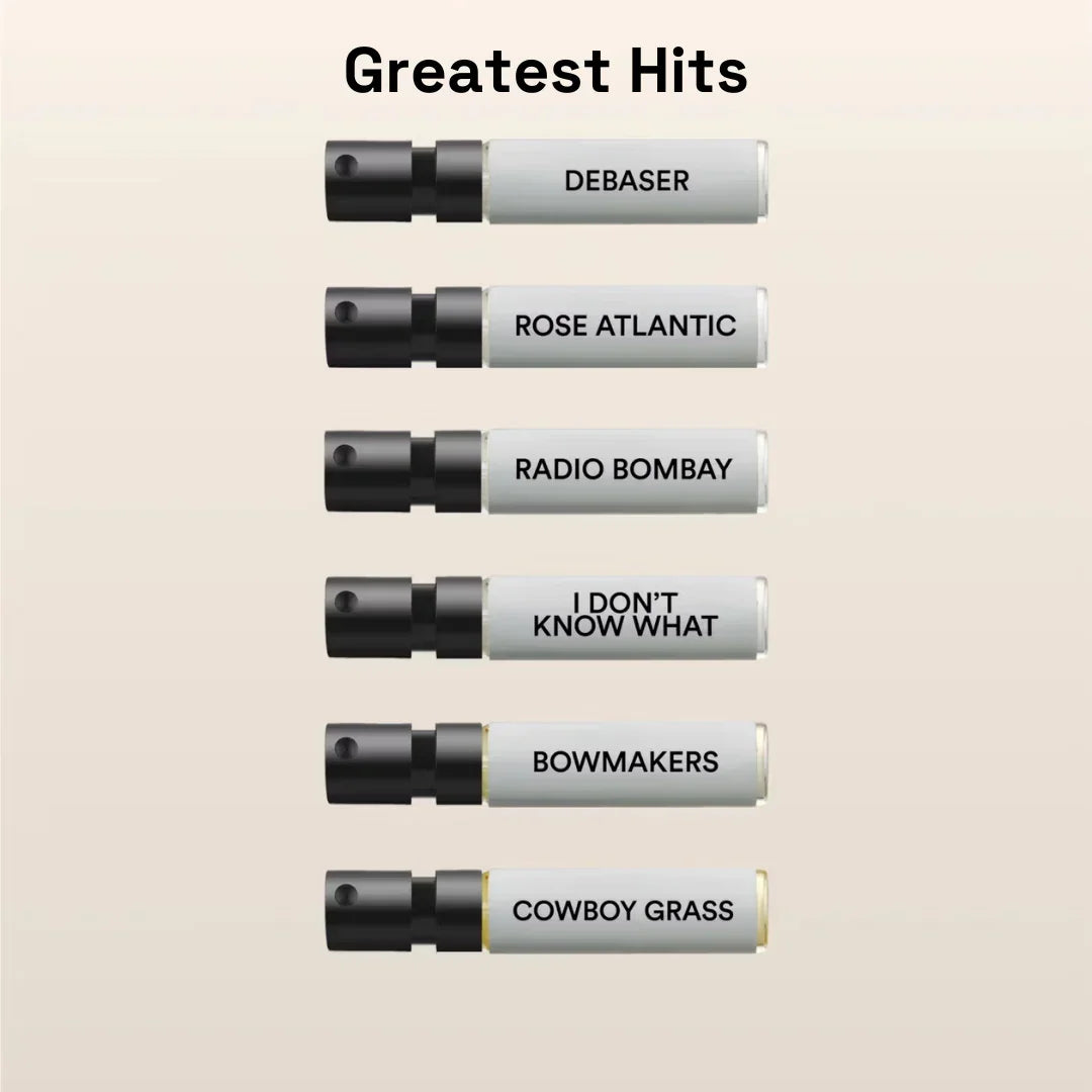 Sechs Parfümfläschchen mit schwarzen Kappen, auf jedem steht ein anderer Duftname. Produkt: Discovery Set Greatest Hits Vol. 1 von D.S. & Durga.