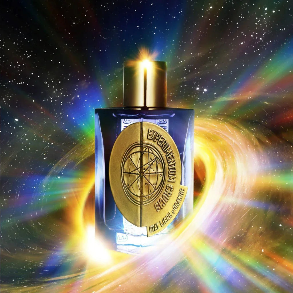 Parfümflakon "Experimentum Crucis" von Etat Libre D'Orange, blau mit goldener Verzierung, vor einem Strudel von Lichtern.