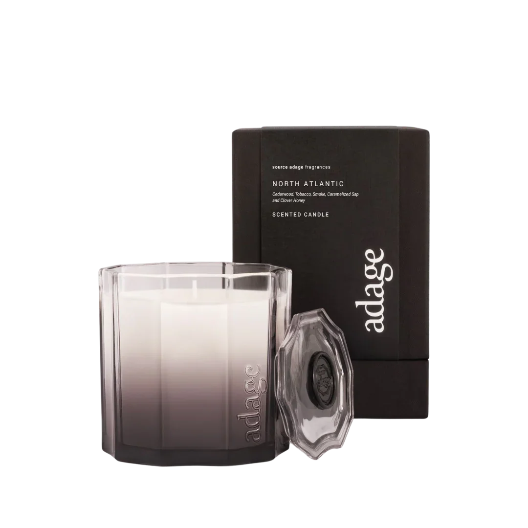 Duftkerze "North Atlantic" von source adage, in einem transparenten Glas mit hervorgehobenem Logo, neben einer schwarzen Verpackung.