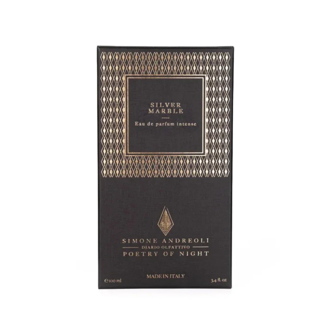 Schwarze rechteckige Verpackung mit goldenem Muster und Schriftzug "Silver Marble". Darunter steht "Simone Andreoli".