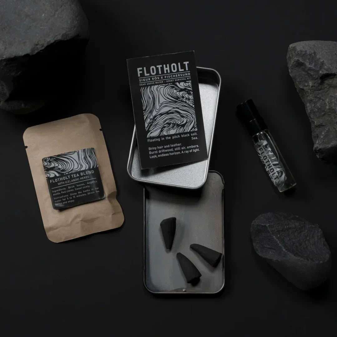Das "Flotholt Survival Kit" von Fischersund enthält eine Metallbox mit schwarz-weißer Verpackung, Teemischung und Duftöl.