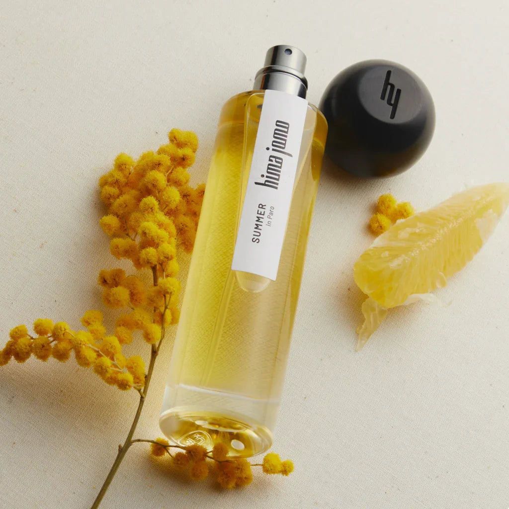 Parfümflasche "Seasons Collection - Summer on Paro" von hima jomo, mit gelber Flüssigkeit, Blumen und Frucht.