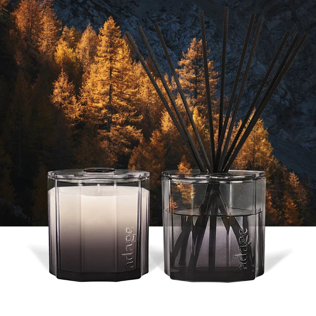 Zwei schwarze Glasbehälter von source adage. Links eine Kerze, rechts ein Duftdiffuser mit schwarzen Stäbchen. Titel: North Atlantic Diffuser.